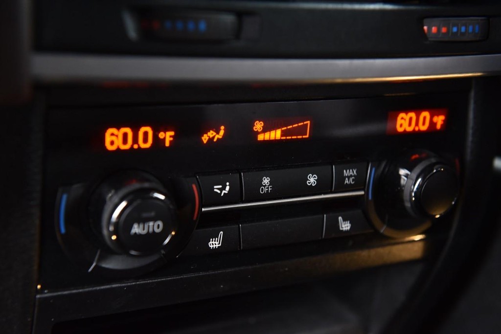 BMW X5 Vehicle Full-screen Gallery Image 25