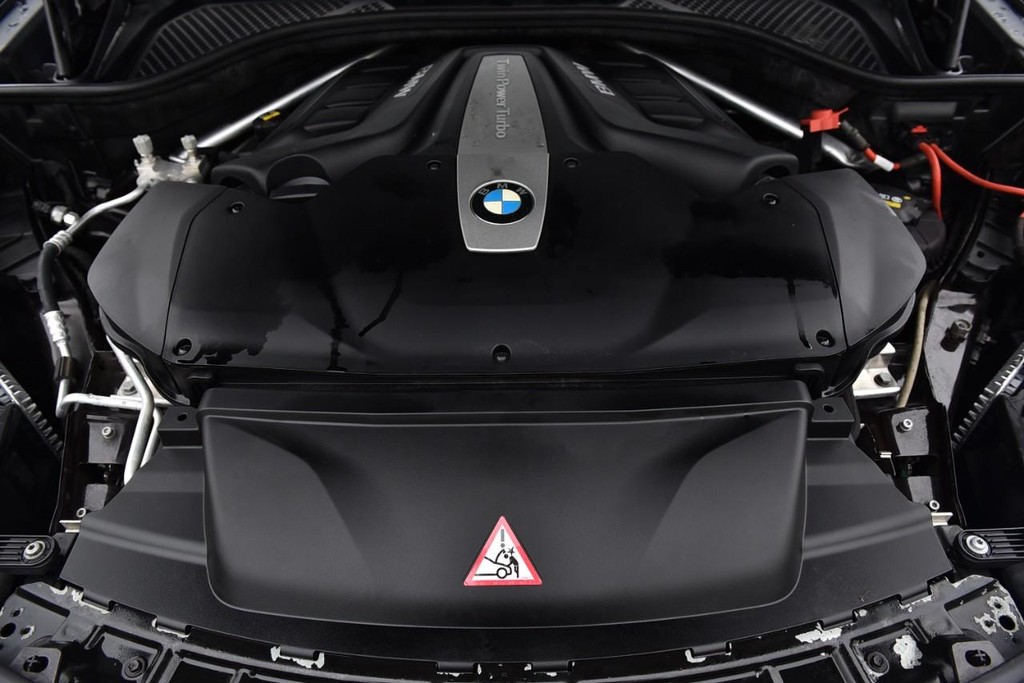 BMW X5 Vehicle Full-screen Gallery Image 28