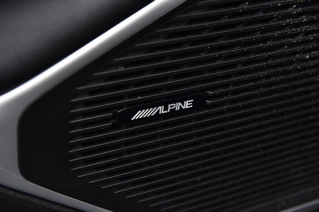 Jeep Wagoneer Vehicle Image 09