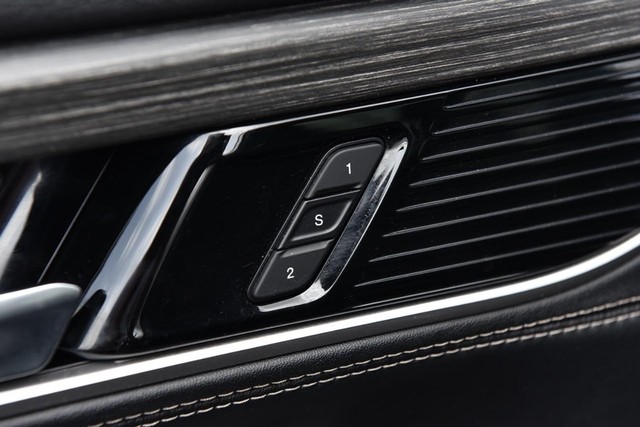 Jeep Wagoneer Vehicle Image 10