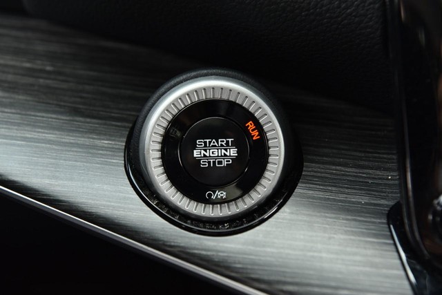 Jeep Wagoneer Vehicle Image 17