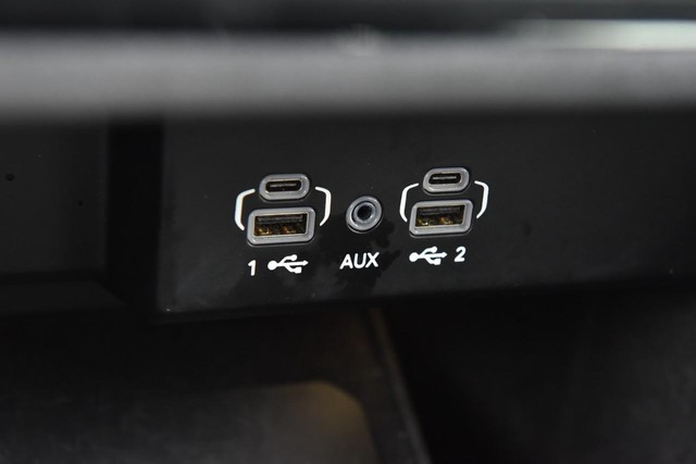 Jeep Wagoneer Vehicle Image 18