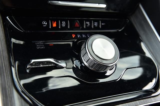 Jeep Wagoneer Vehicle Image 19