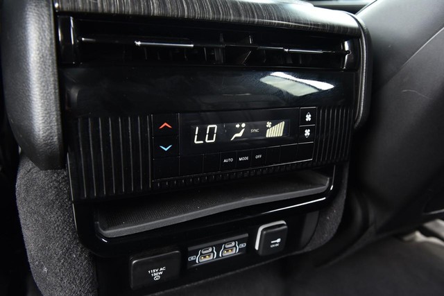 Jeep Wagoneer Vehicle Image 24