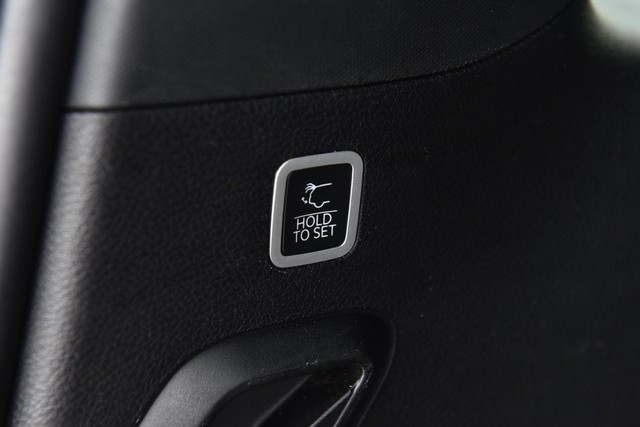 Jeep Wagoneer Vehicle Image 28