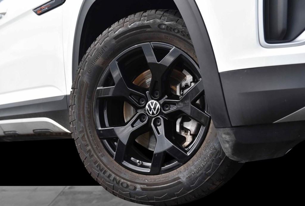 Volkswagen Atlas Vehicle Full-screen Gallery Image 3