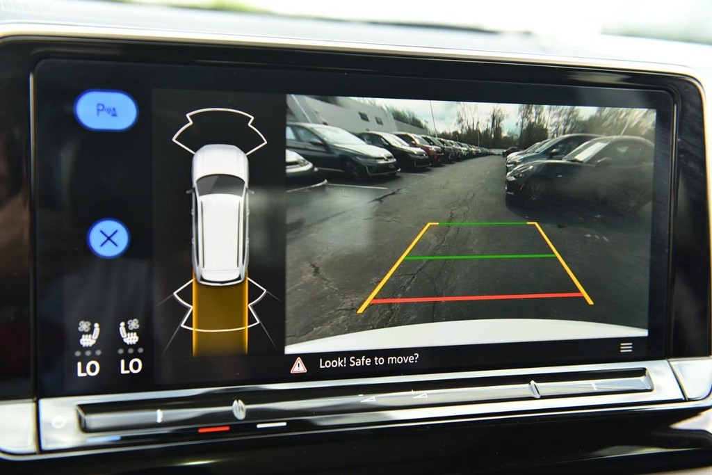 Volkswagen Atlas Vehicle Full-screen Gallery Image 13