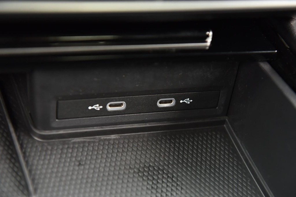 Volkswagen Atlas Vehicle Full-screen Gallery Image 16