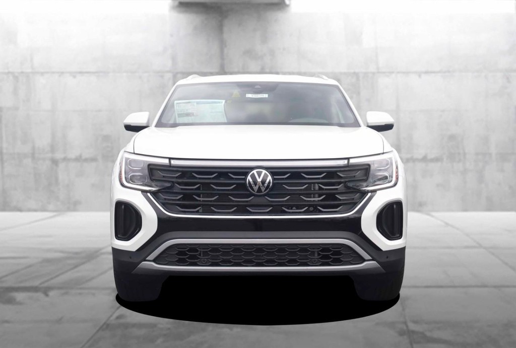 Volkswagen Atlas Cross Sport Vehicle Full-screen Gallery Image 4