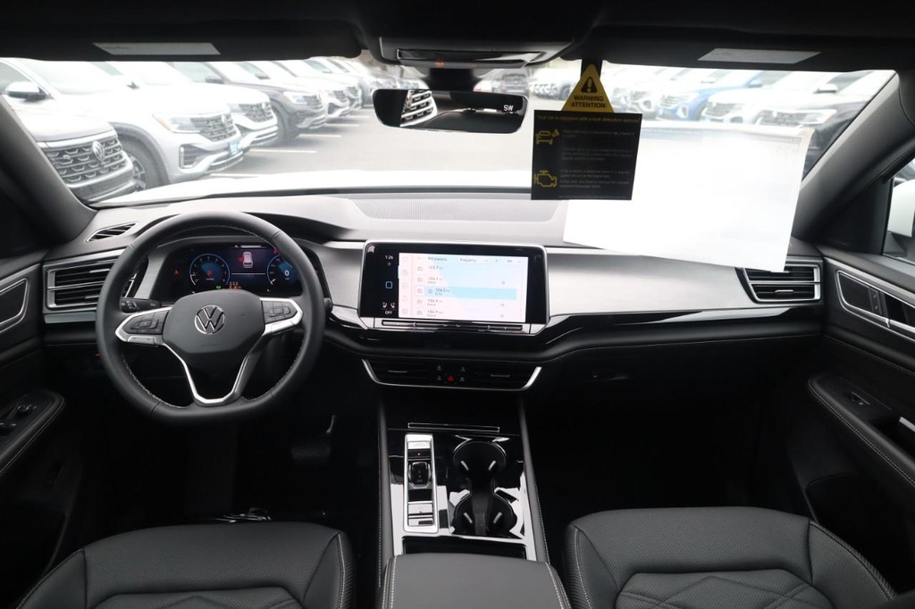 Volkswagen Atlas Cross Sport Vehicle Full-screen Gallery Image 7