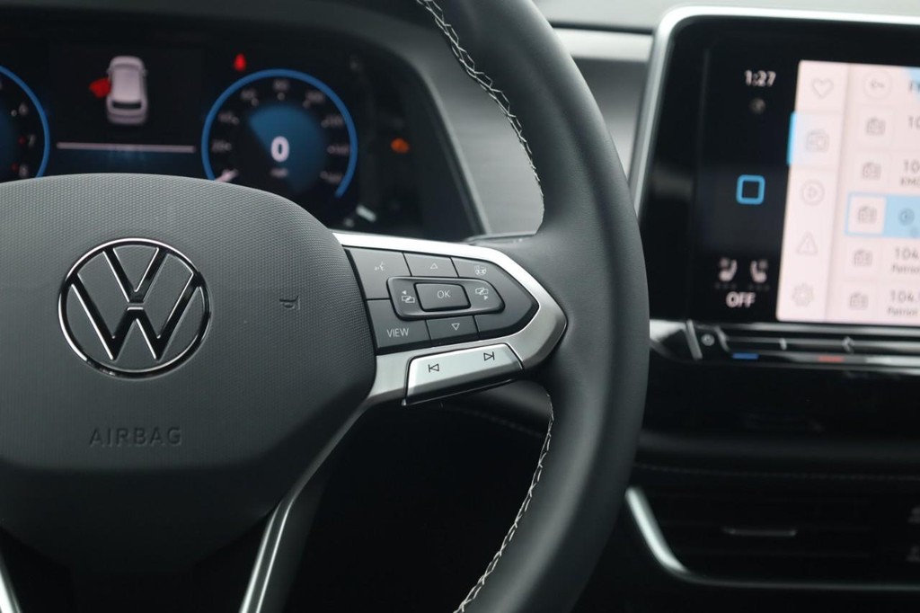 Volkswagen Atlas Cross Sport Vehicle Full-screen Gallery Image 9