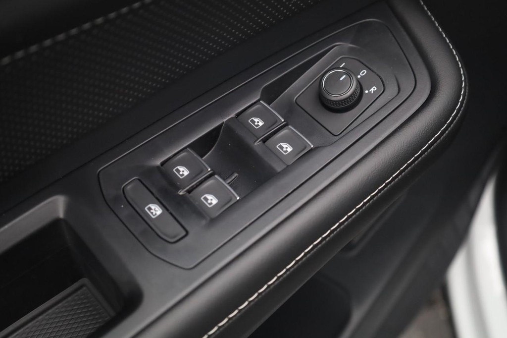 Volkswagen Atlas Cross Sport Vehicle Full-screen Gallery Image 11