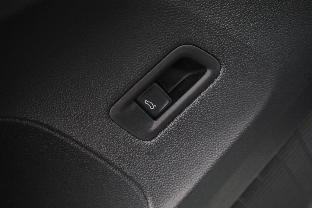 Volkswagen Atlas Cross Sport Vehicle Full-screen Gallery Image 12