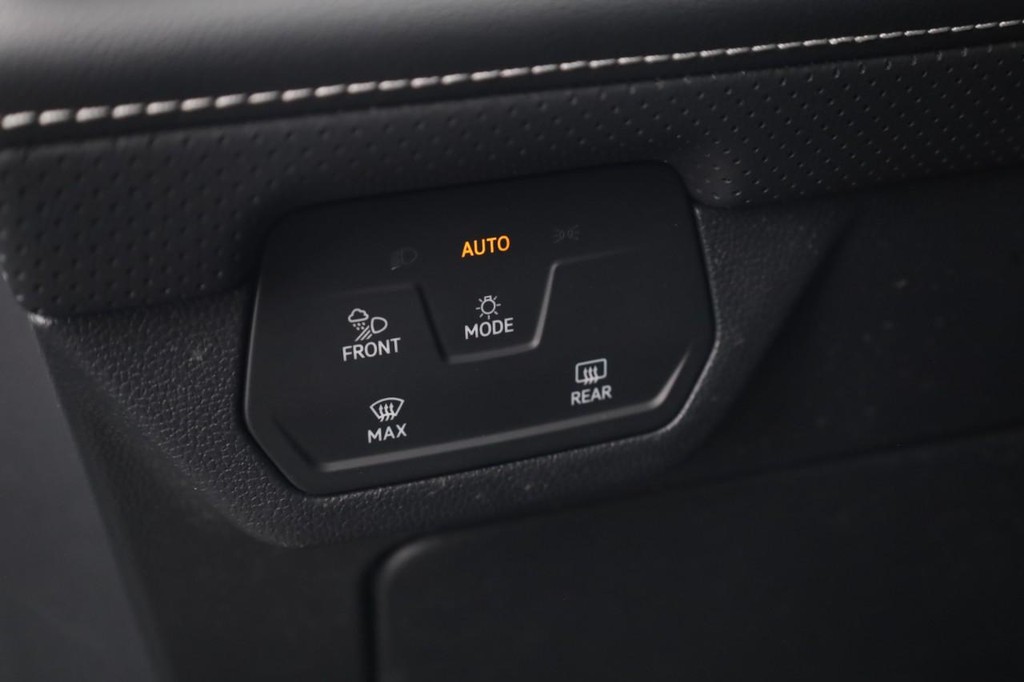 Volkswagen Atlas Cross Sport Vehicle Full-screen Gallery Image 13