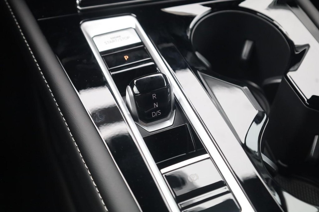 Volkswagen Atlas Cross Sport Vehicle Full-screen Gallery Image 18