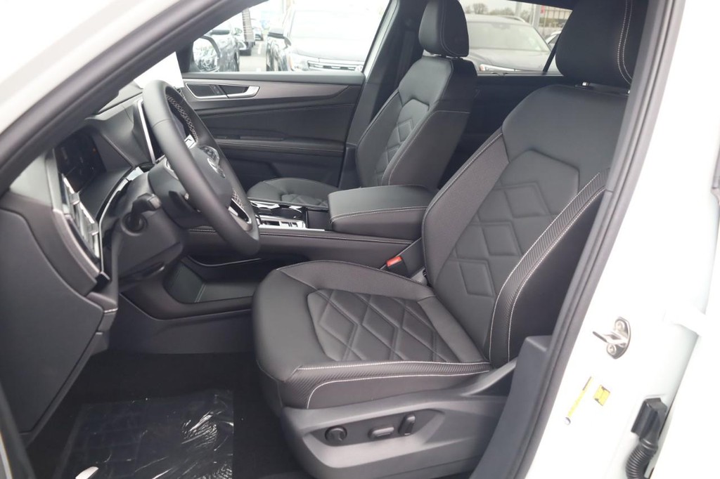 Volkswagen Atlas Cross Sport Vehicle Full-screen Gallery Image 19