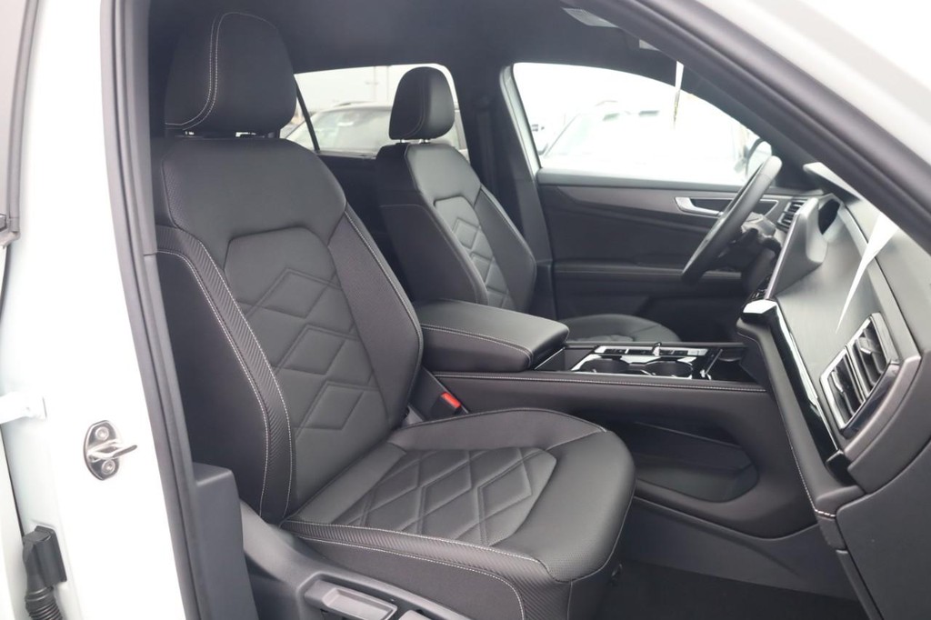 Volkswagen Atlas Cross Sport Vehicle Full-screen Gallery Image 20