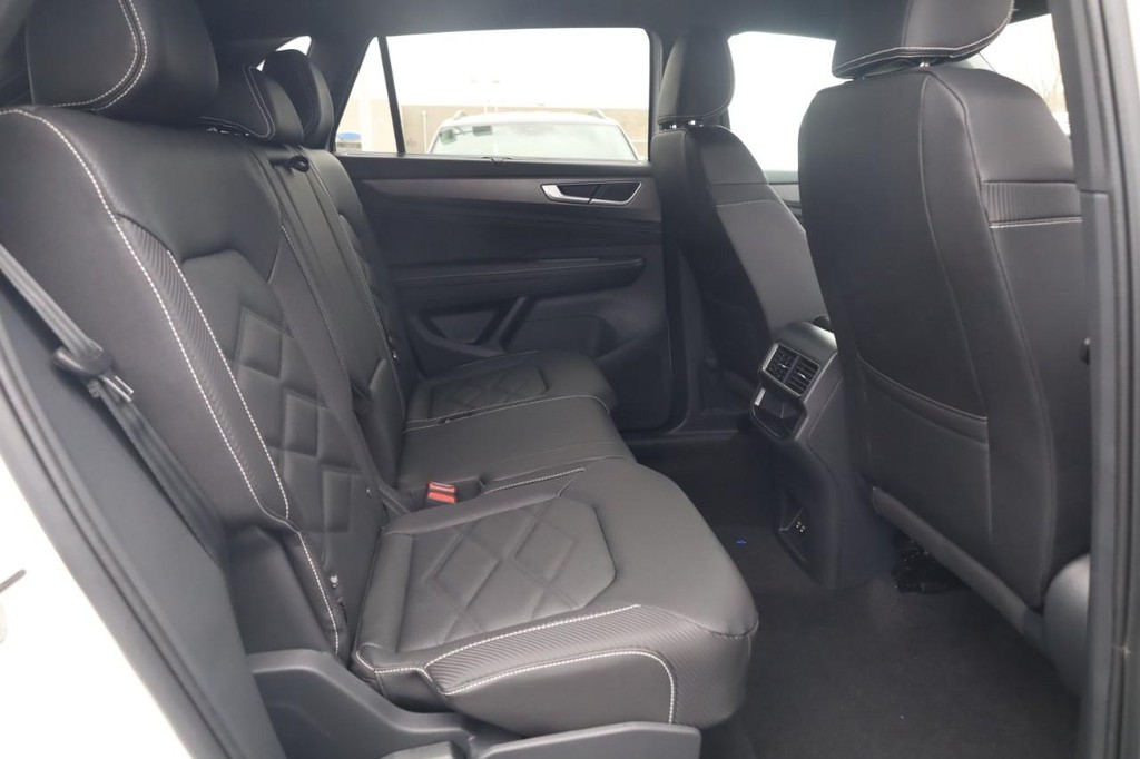 Volkswagen Atlas Cross Sport Vehicle Full-screen Gallery Image 21