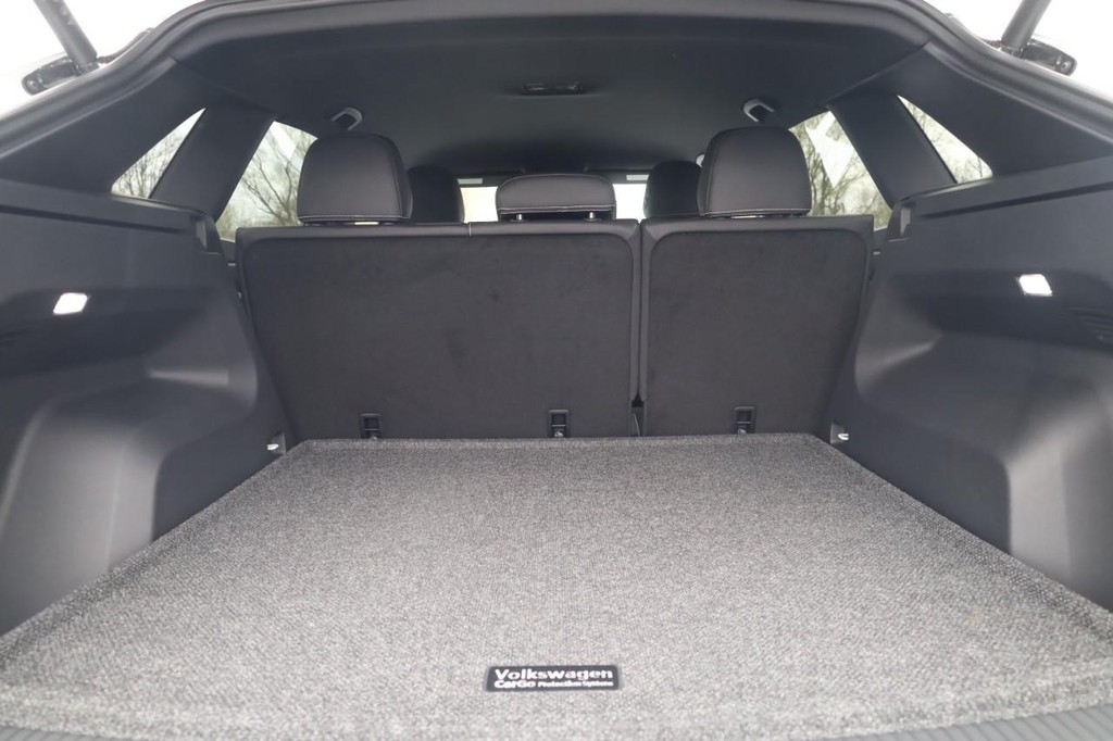 Volkswagen Atlas Cross Sport Vehicle Full-screen Gallery Image 22