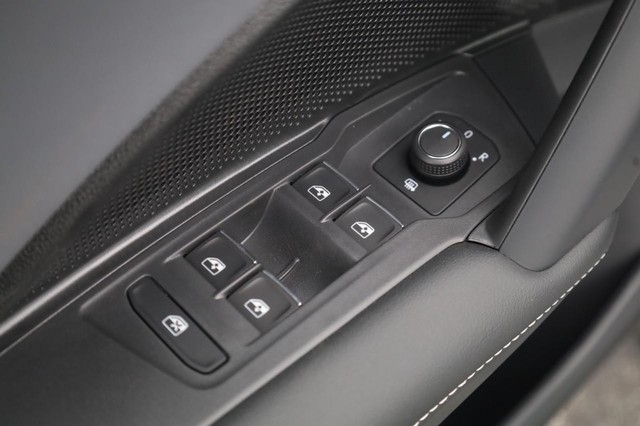 Volkswagen Tiguan Vehicle Image 11