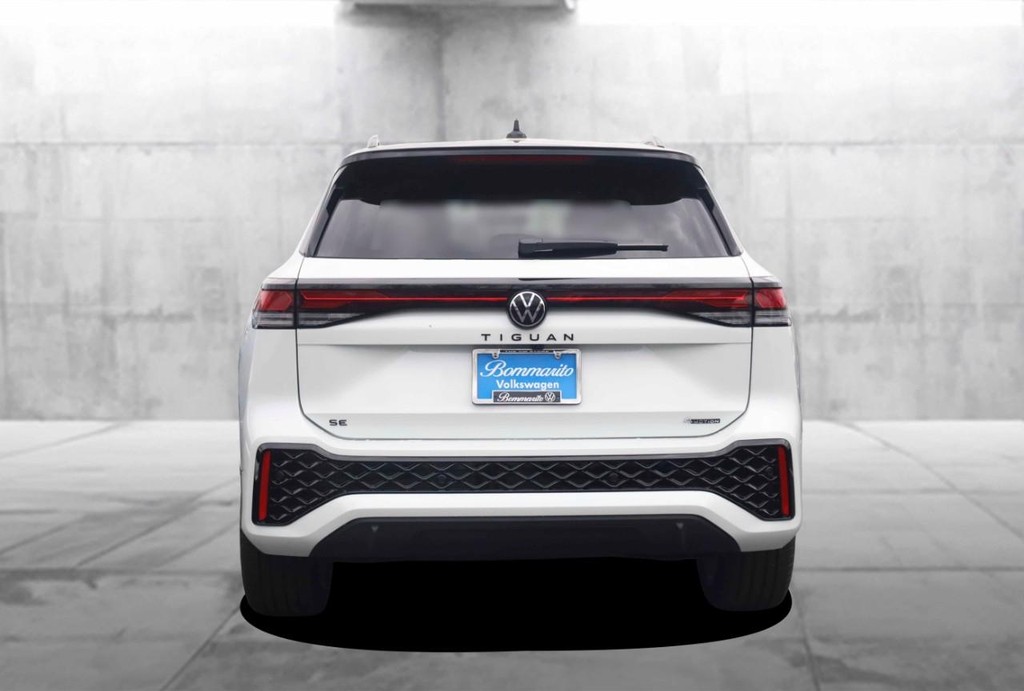 Volkswagen Tiguan Vehicle Full-screen Gallery Image 6