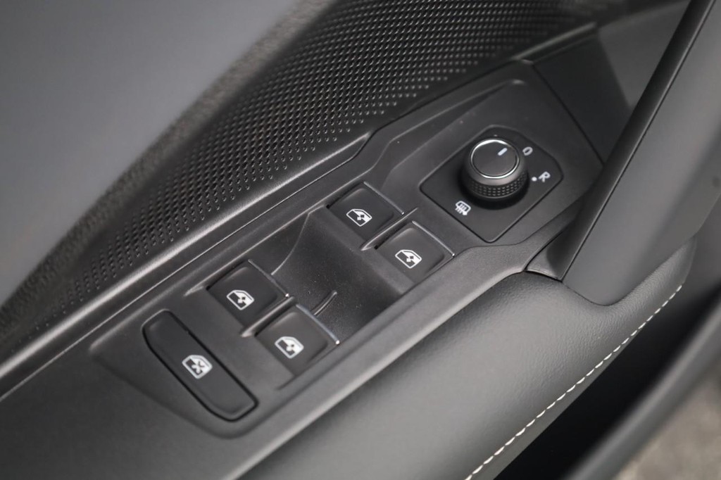 Volkswagen Tiguan Vehicle Full-screen Gallery Image 11