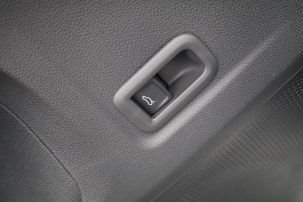 Volkswagen Tiguan Vehicle Full-screen Gallery Image 12