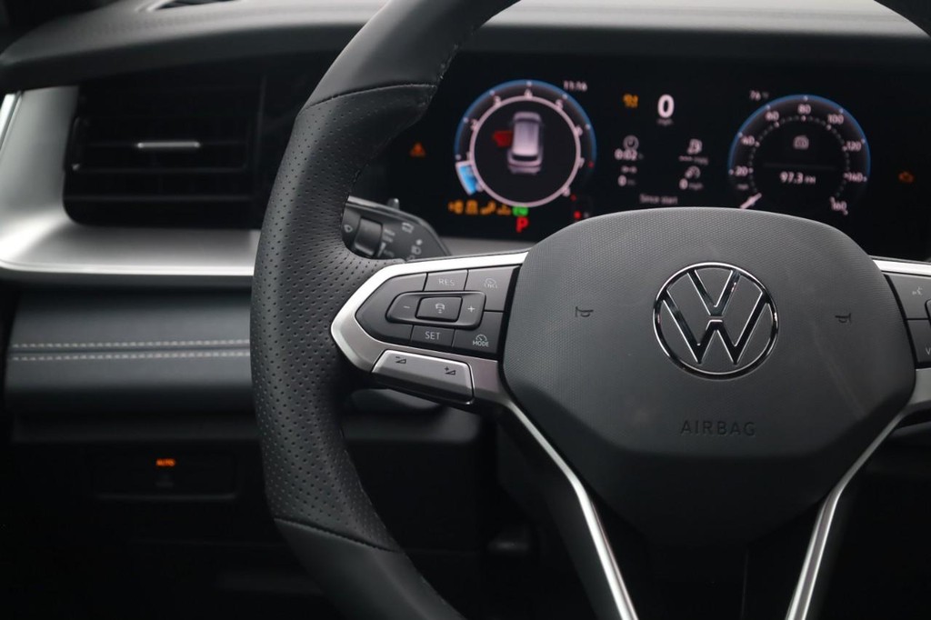 Volkswagen Tiguan Vehicle Full-screen Gallery Image 10
