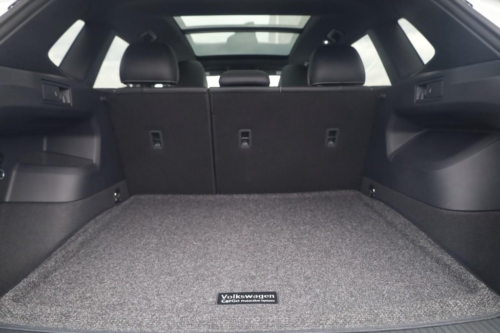 Volkswagen Tiguan Vehicle Full-screen Gallery Image 22