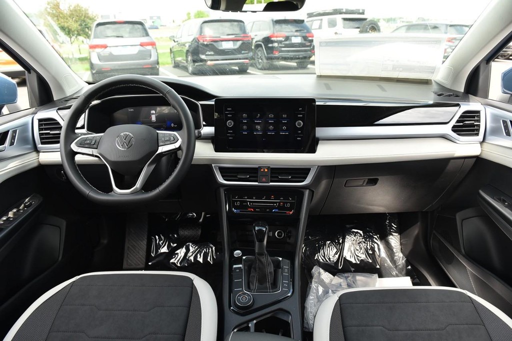 Volkswagen Taos Vehicle Full-screen Gallery Image 7