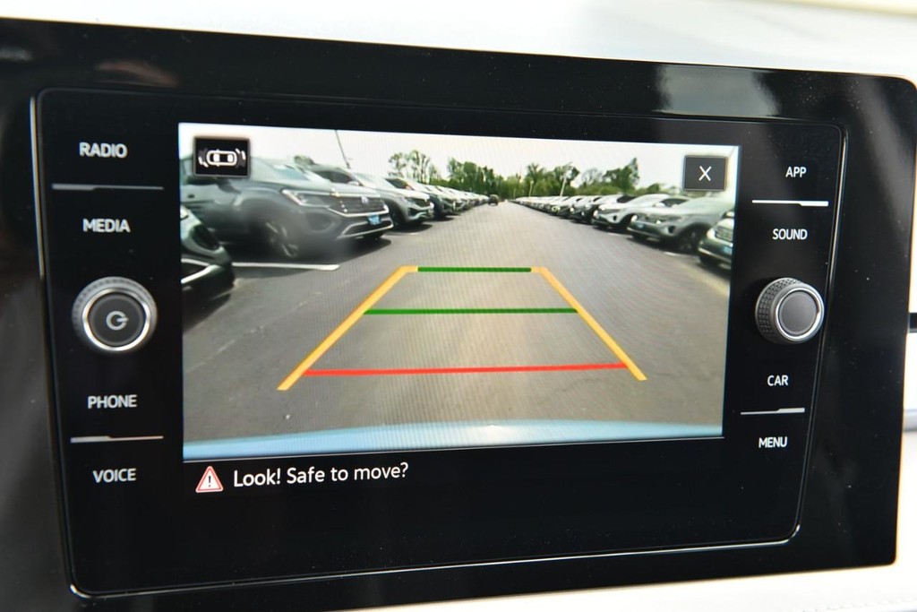 Volkswagen Taos Vehicle Full-screen Gallery Image 12