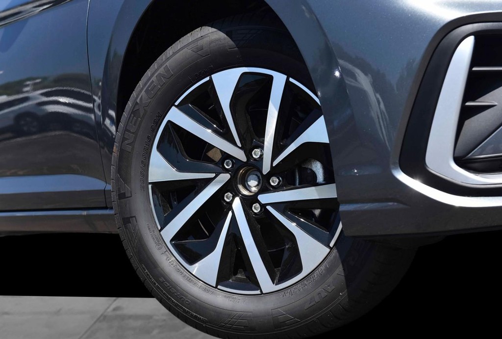 Volkswagen Jetta Vehicle Full-screen Gallery Image 3