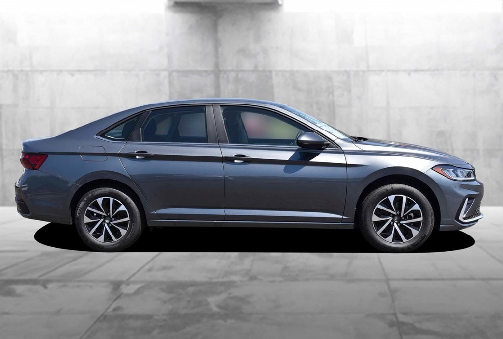 Volkswagen Jetta Vehicle Full-screen Gallery Image 5