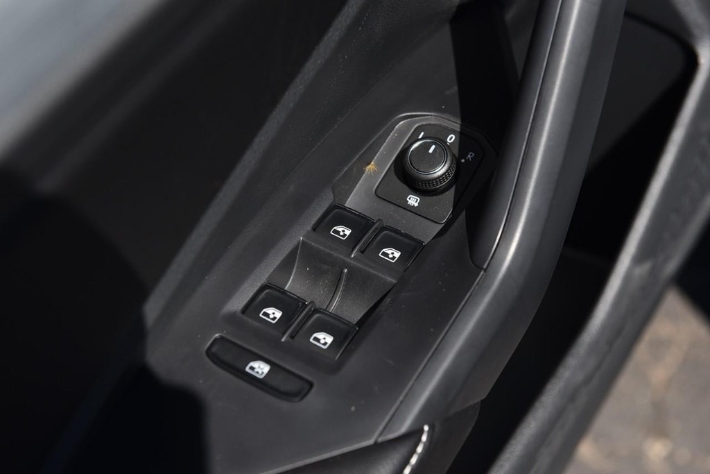 Volkswagen Jetta Vehicle Full-screen Gallery Image 8