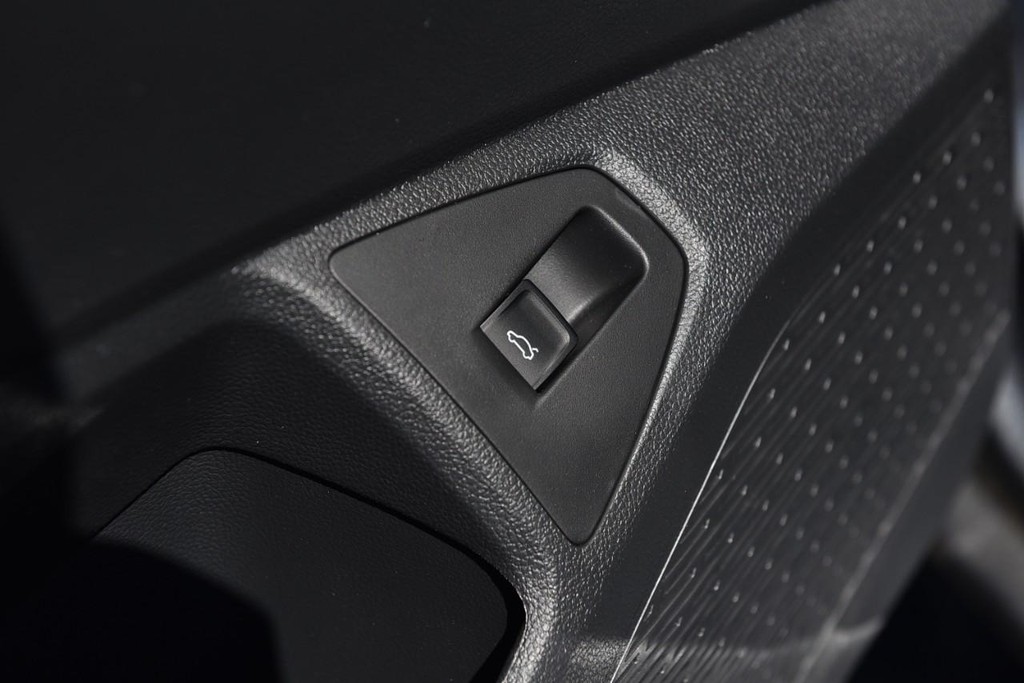 Volkswagen Jetta Vehicle Full-screen Gallery Image 9