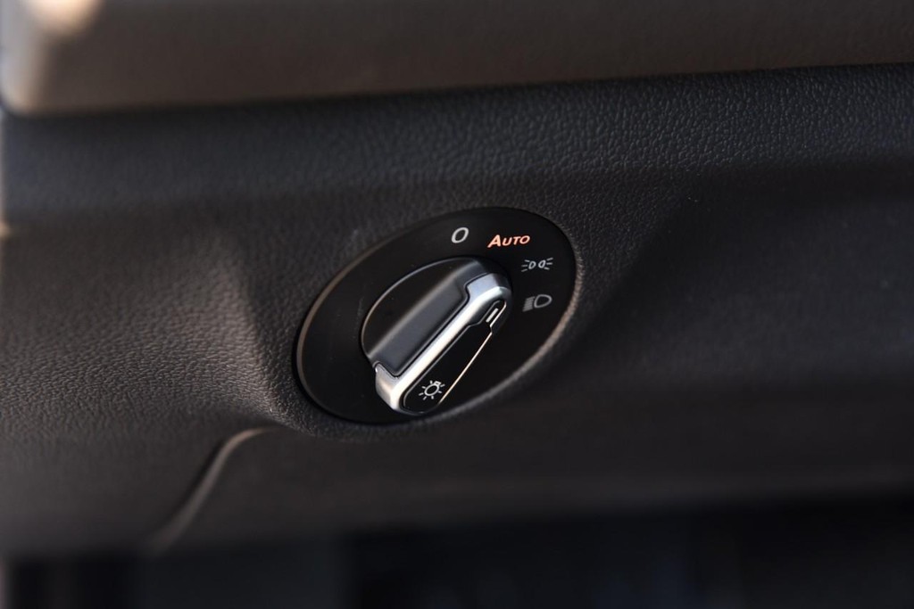 Volkswagen Jetta Vehicle Full-screen Gallery Image 11