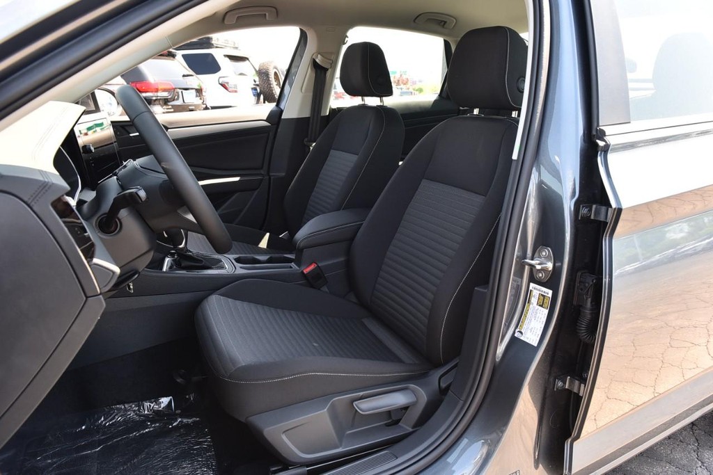 Volkswagen Jetta Vehicle Full-screen Gallery Image 19