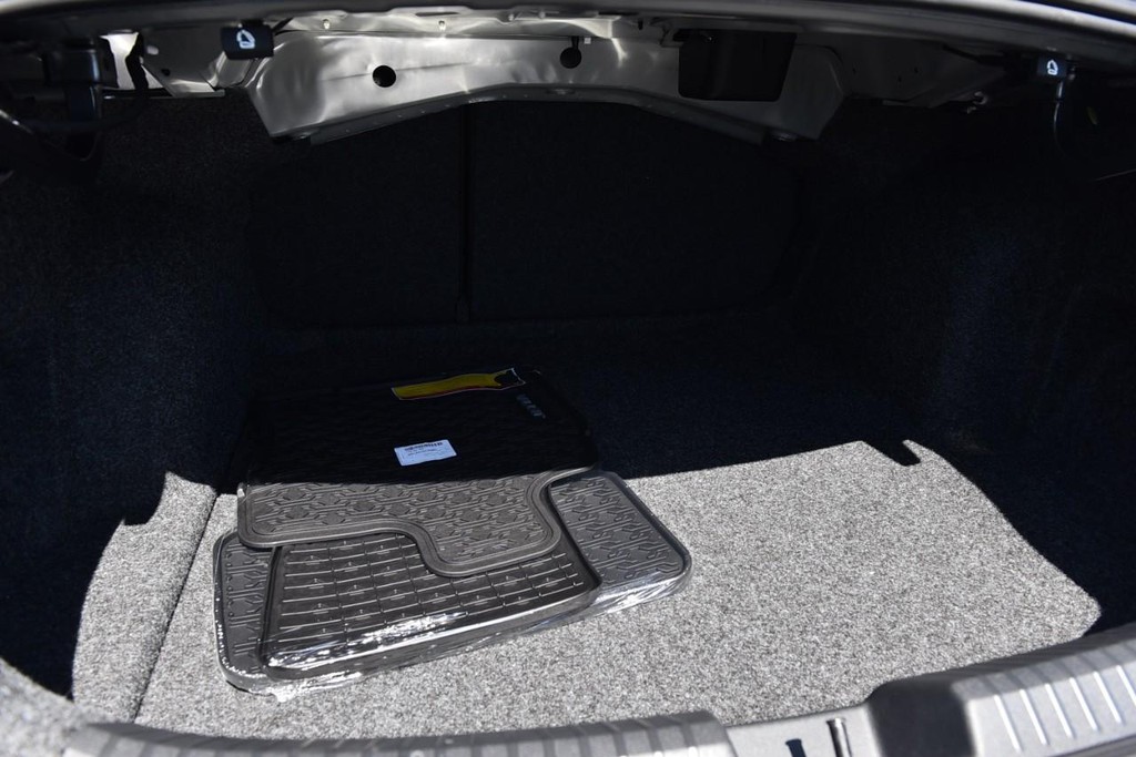 Volkswagen Jetta Vehicle Full-screen Gallery Image 22