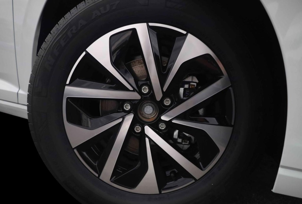 Volkswagen Jetta Vehicle Full-screen Gallery Image 3