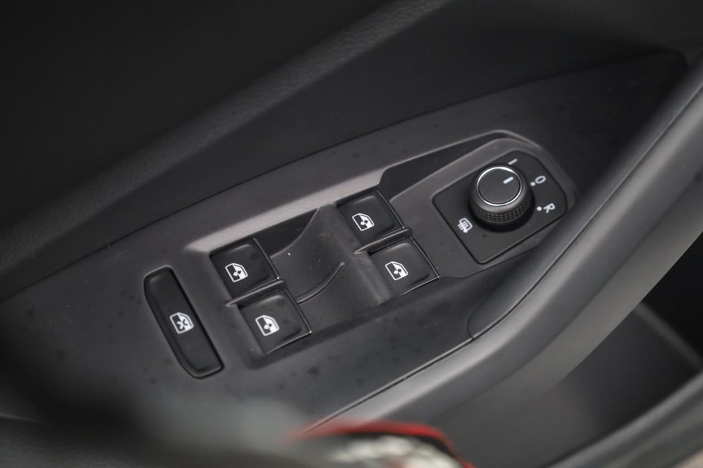 Volkswagen Jetta Vehicle Full-screen Gallery Image 11