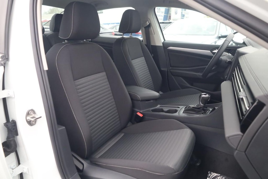 Volkswagen Jetta Vehicle Full-screen Gallery Image 21