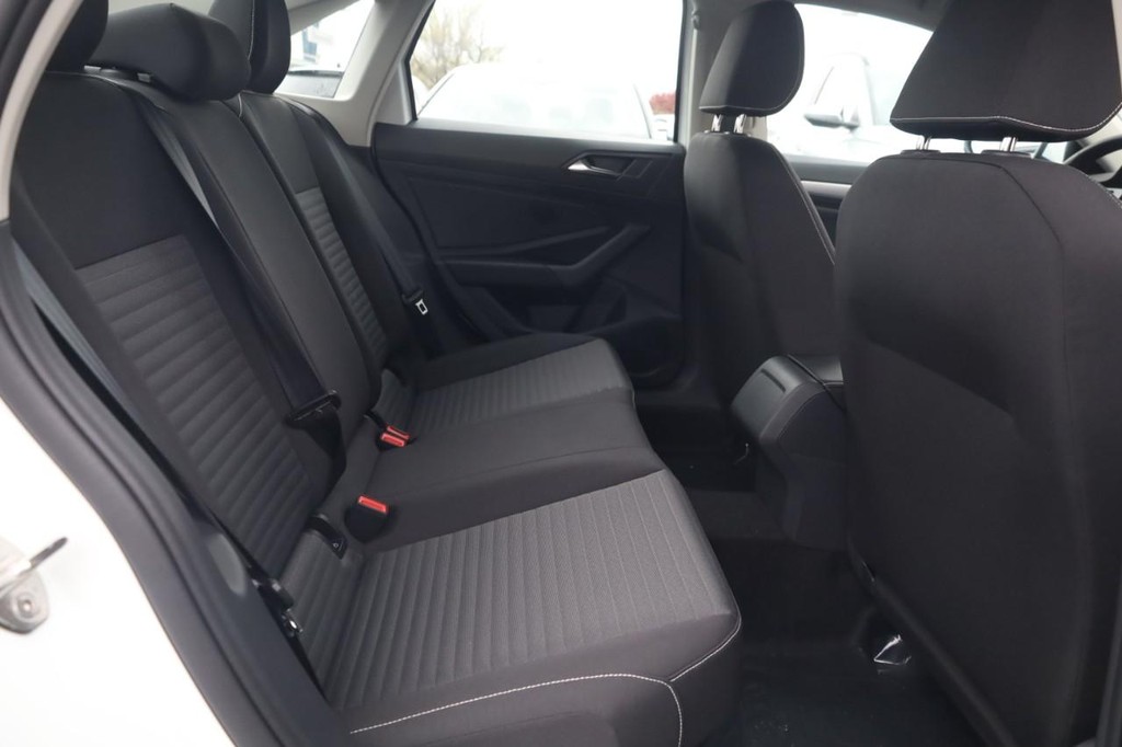 Volkswagen Jetta Vehicle Full-screen Gallery Image 22