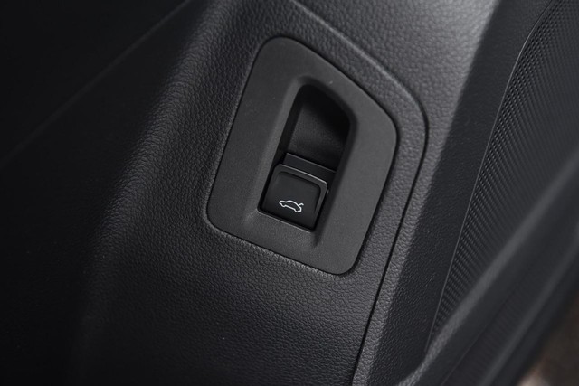 Volkswagen Atlas Cross Sport Vehicle Image 09