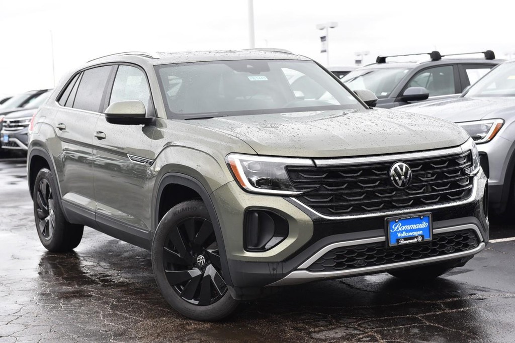 Volkswagen Atlas Cross Sport Vehicle Full-screen Gallery Image 2