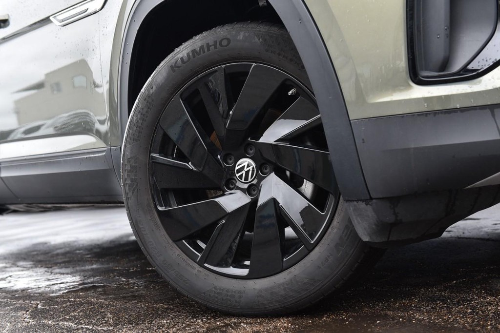 Volkswagen Atlas Cross Sport Vehicle Full-screen Gallery Image 3