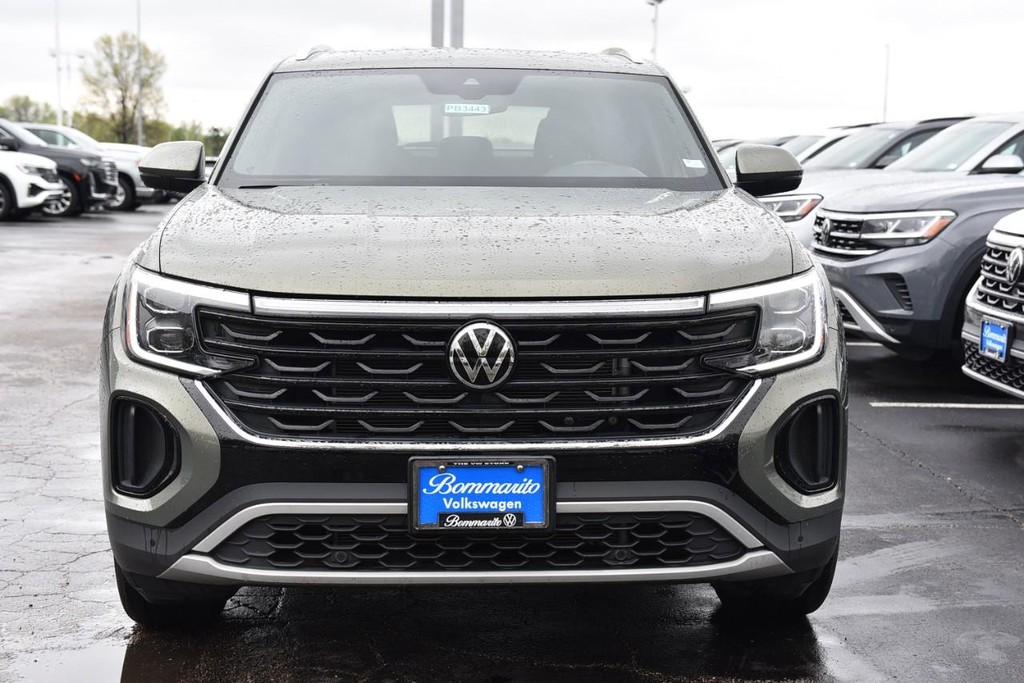 Volkswagen Atlas Cross Sport Vehicle Full-screen Gallery Image 4