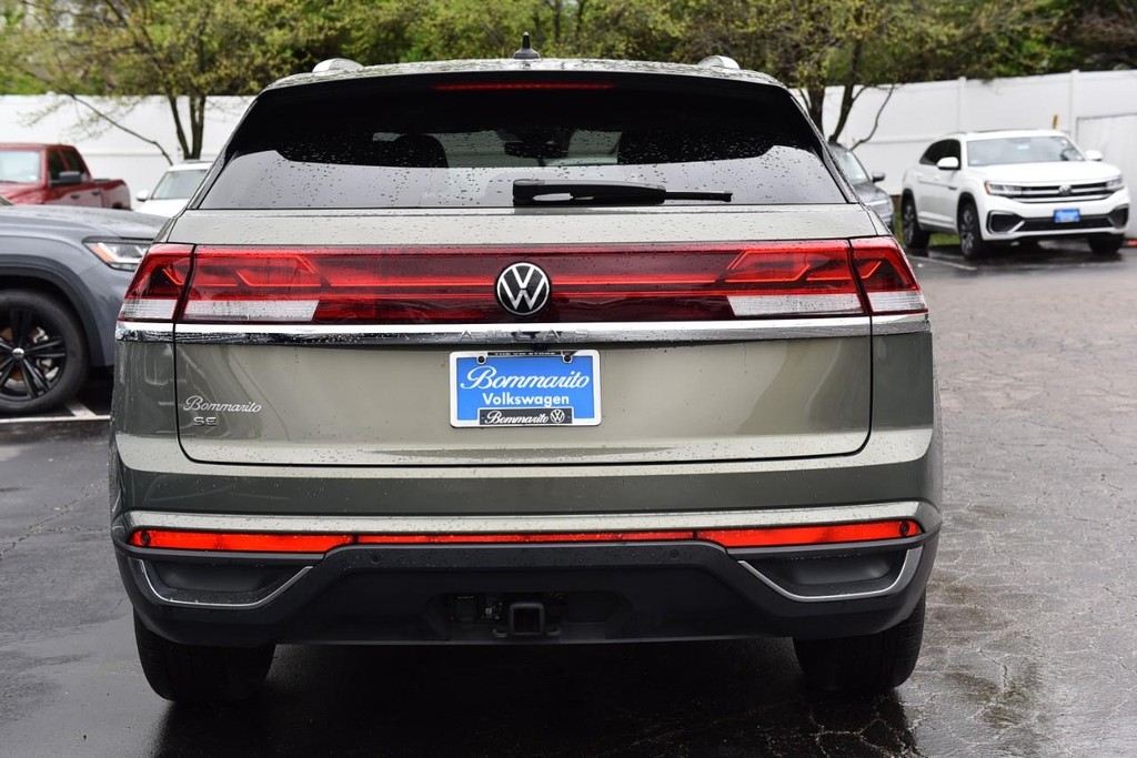 Volkswagen Atlas Cross Sport Vehicle Full-screen Gallery Image 6