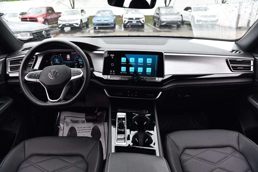 Volkswagen Atlas Cross Sport Vehicle Full-screen Gallery Image 7