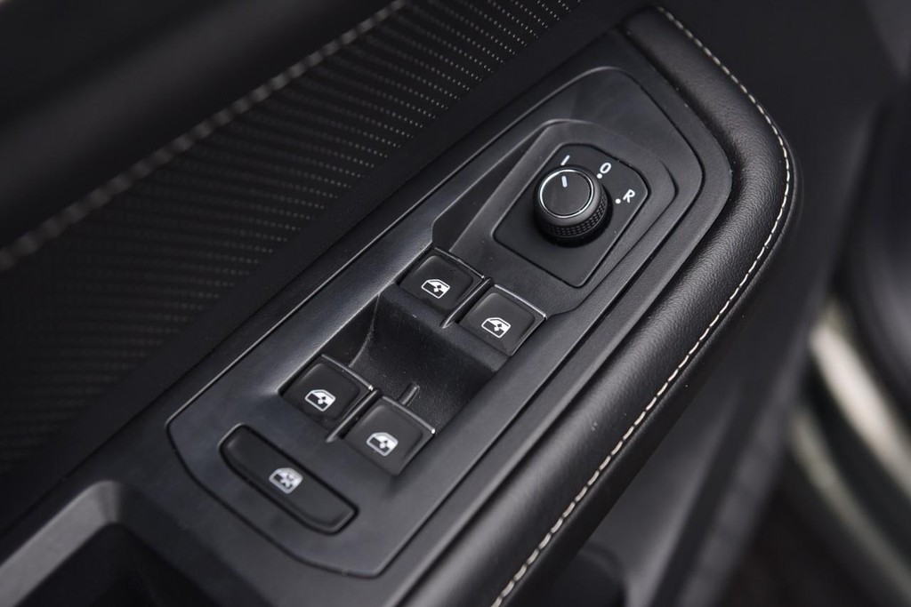 Volkswagen Atlas Cross Sport Vehicle Full-screen Gallery Image 8