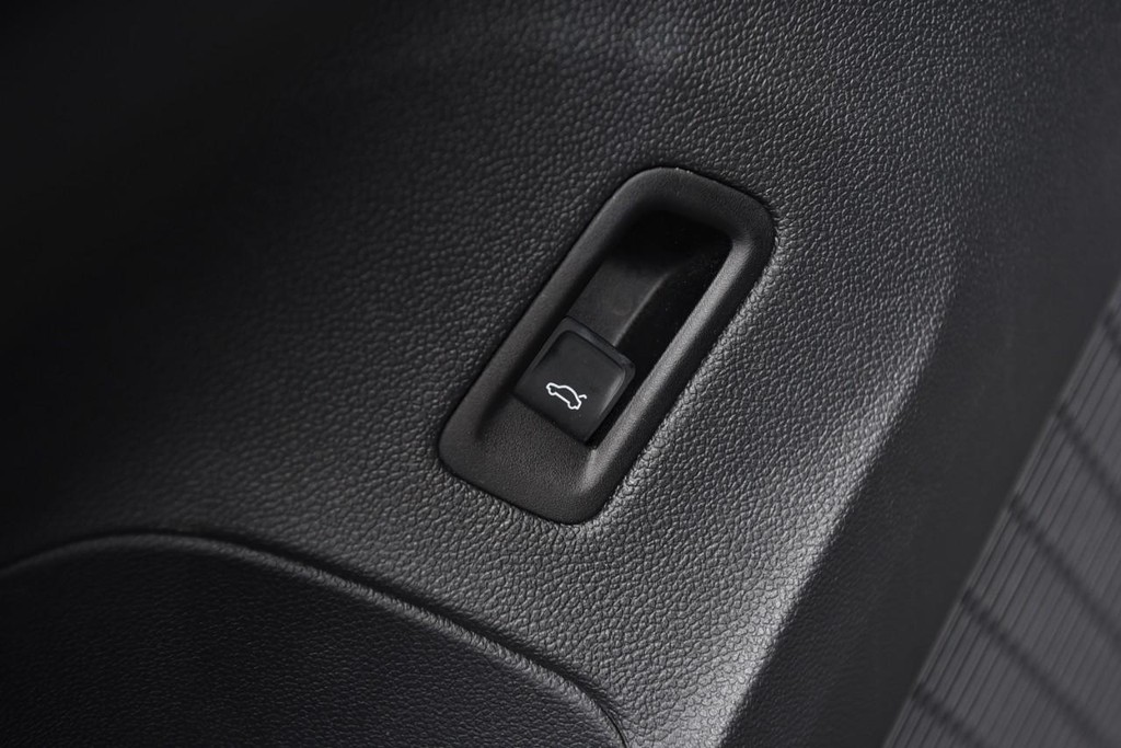 Volkswagen Atlas Cross Sport Vehicle Full-screen Gallery Image 9